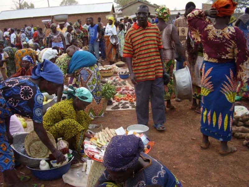 Aperçu  des étalages à même le sol au marché de BIÉNALÈ à Pagouda