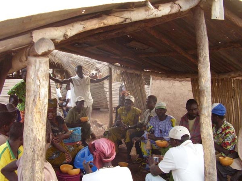 Ambiance autour d'un pot de tchouc au marché de Pagouda