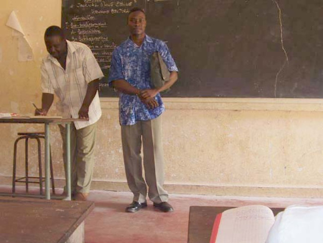 Dissirama B face aux lycéens  de la 1<sup>ère</sup> A<sub>4</sub> 2 en présence du professeur M.Sékou KADJANGABALO.