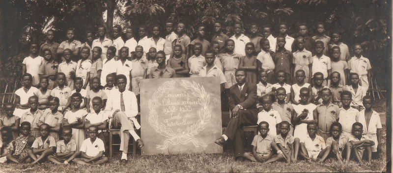 Promotion 1952-1953 :l'instituteur Takpa à droite en costume sombre