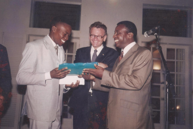Remise officielle du Prix France-Togo à la résidence de l'Ambassade de France à Lomé le 07 mai 2002